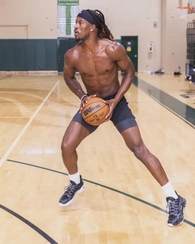 一个群雄争 一个群雄争